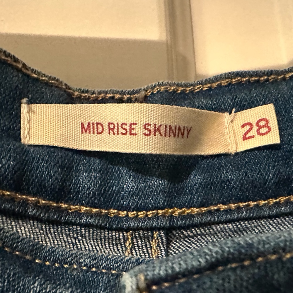 SOLD - Mid Rise Skinny Floral Embroidered Levi’s Jeans - Picture 4 of 8